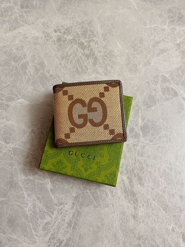 グッチ財布 レプリカ着用イメージ